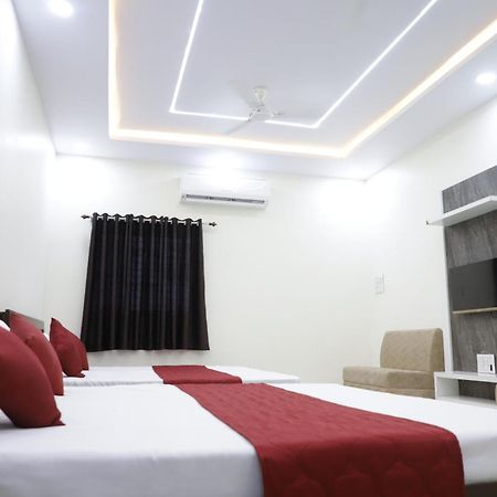 Hotel Jag Laxmi Palace Prime Location Main Road Near Mahakal Temple And Railway Station 우자인 외부 사진