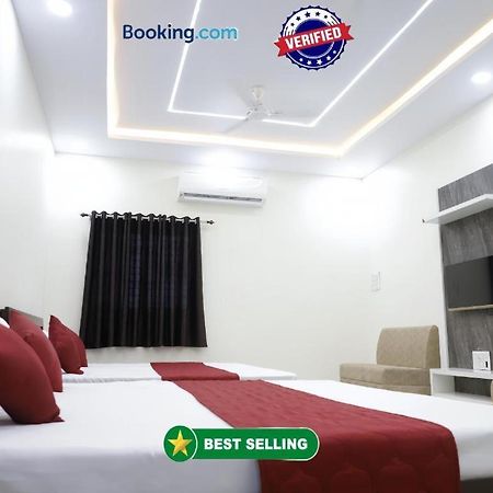 Hotel Jag Laxmi Palace Prime Location Main Road Near Mahakal Temple And Railway Station 우자인 외부 사진