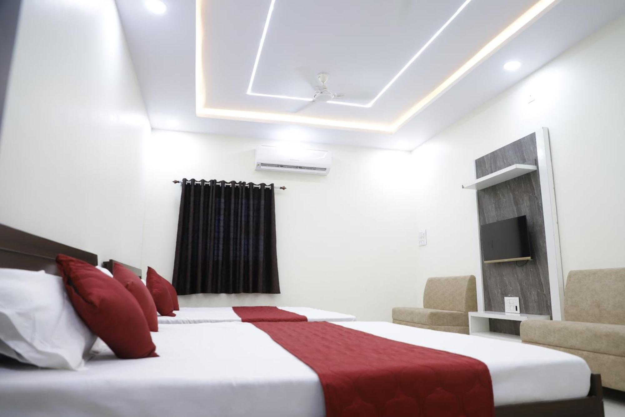 Hotel Jag Laxmi Palace Prime Location Main Road Near Mahakal Temple And Railway Station 우자인 외부 사진