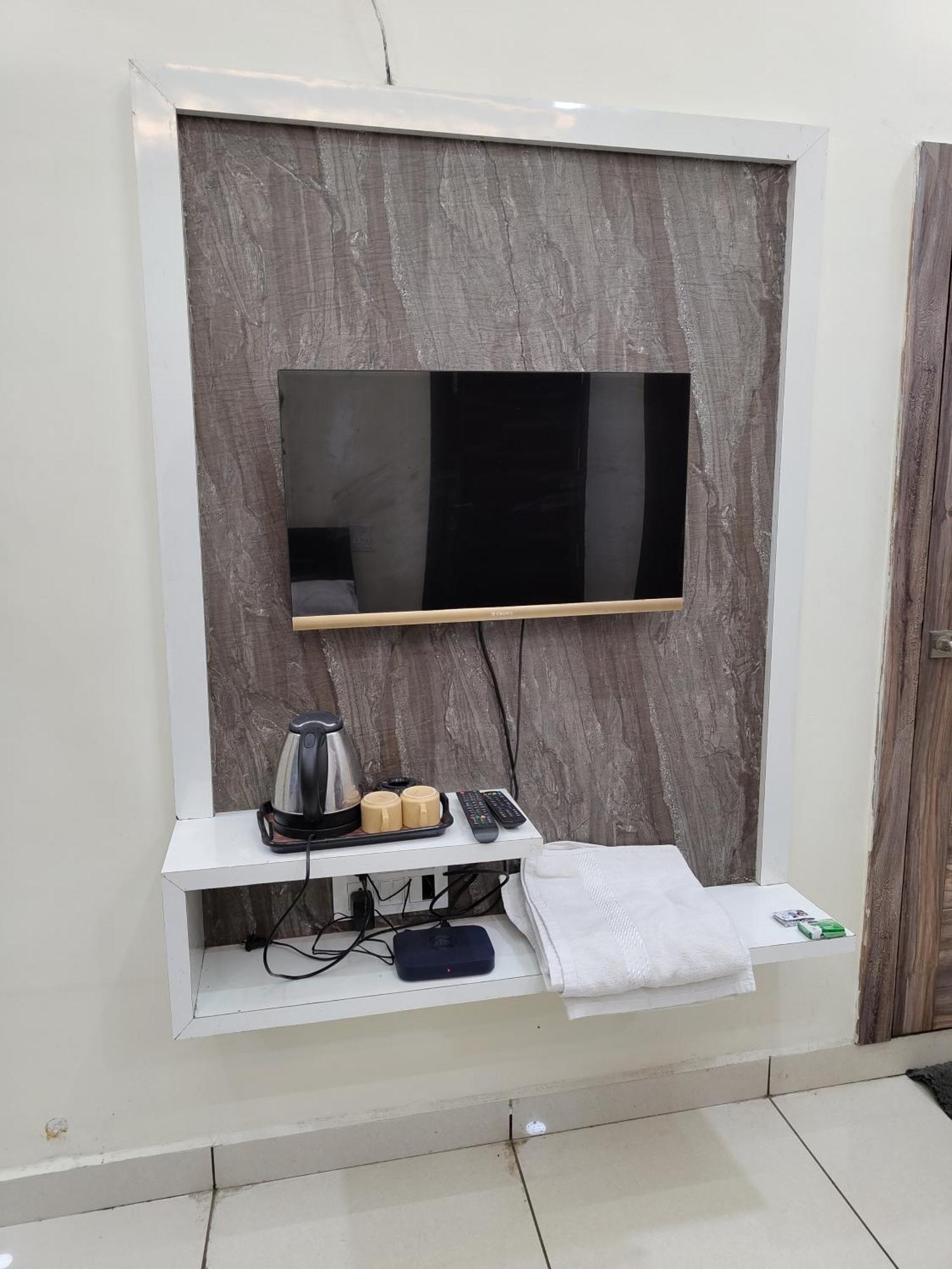 Hotel Jag Laxmi Palace Prime Location Main Road Near Mahakal Temple And Railway Station 우자인 외부 사진