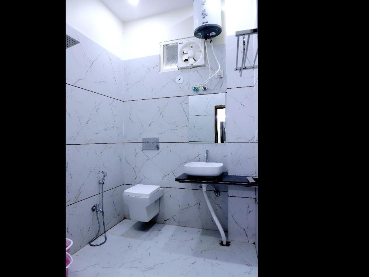 Hotel Jag Laxmi Palace Prime Location Main Road Near Mahakal Temple And Railway Station 우자인 외부 사진