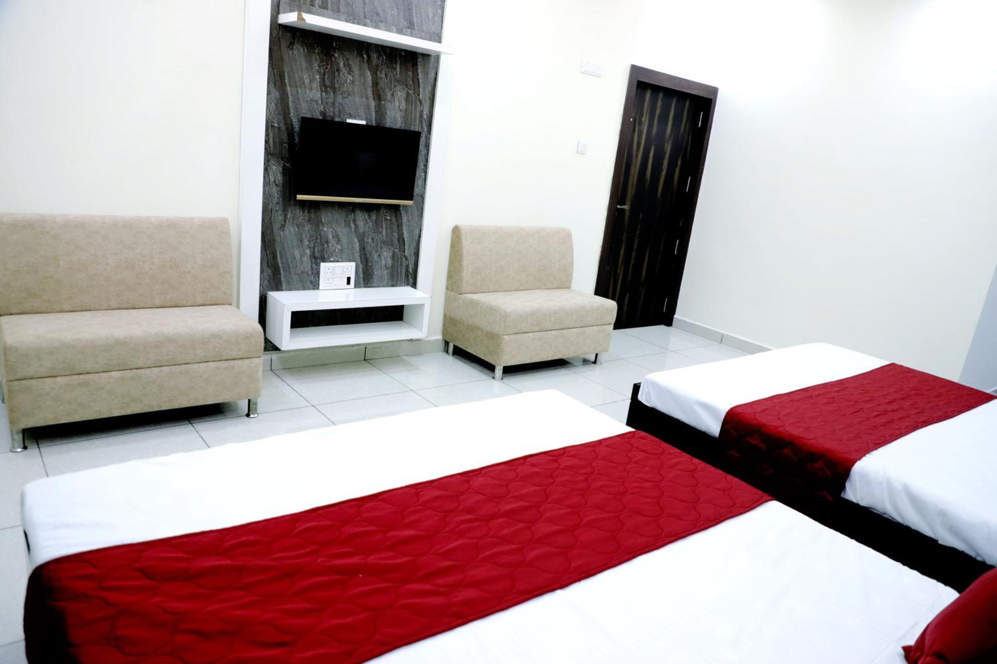 Hotel Jag Laxmi Palace Prime Location Main Road Near Mahakal Temple And Railway Station 우자인 외부 사진