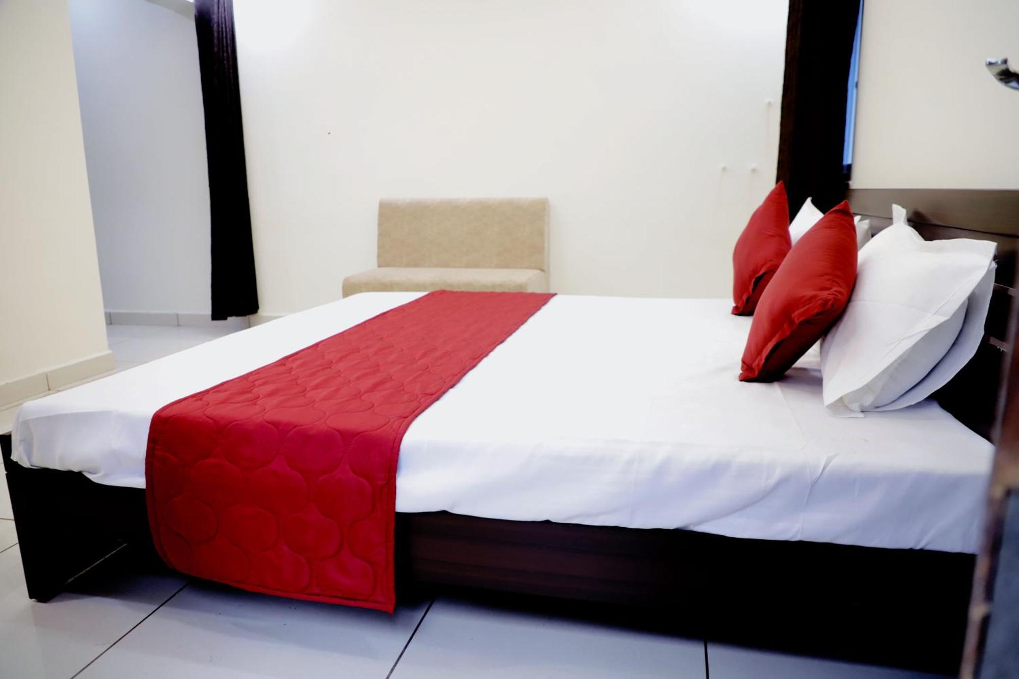 Hotel Jag Laxmi Palace Prime Location Main Road Near Mahakal Temple And Railway Station 우자인 외부 사진