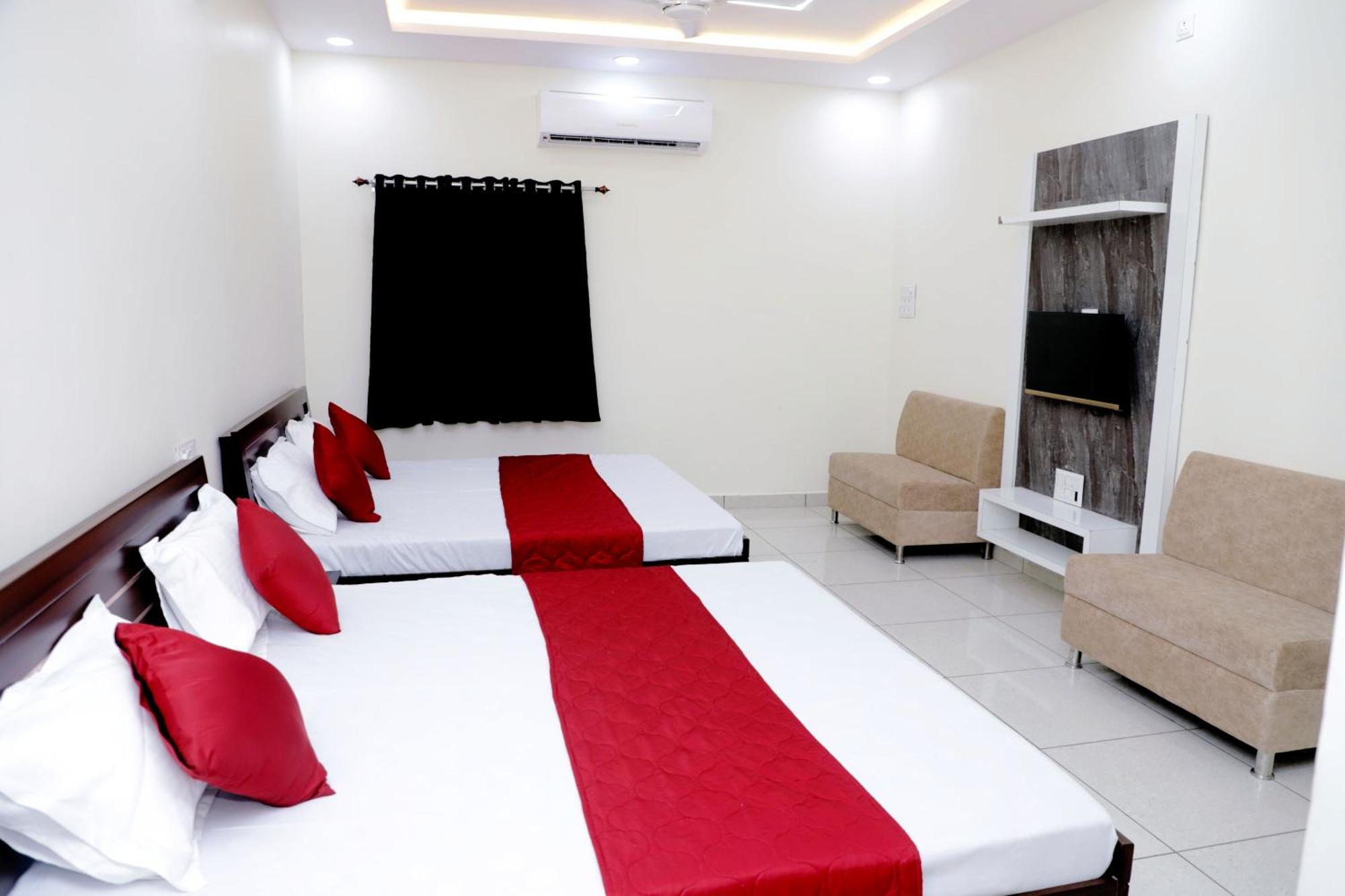 Hotel Jag Laxmi Palace Prime Location Main Road Near Mahakal Temple And Railway Station 우자인 외부 사진